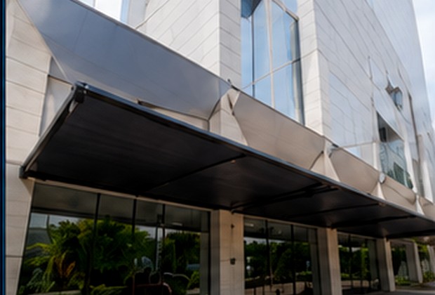 Cobertura em fachada empresarial